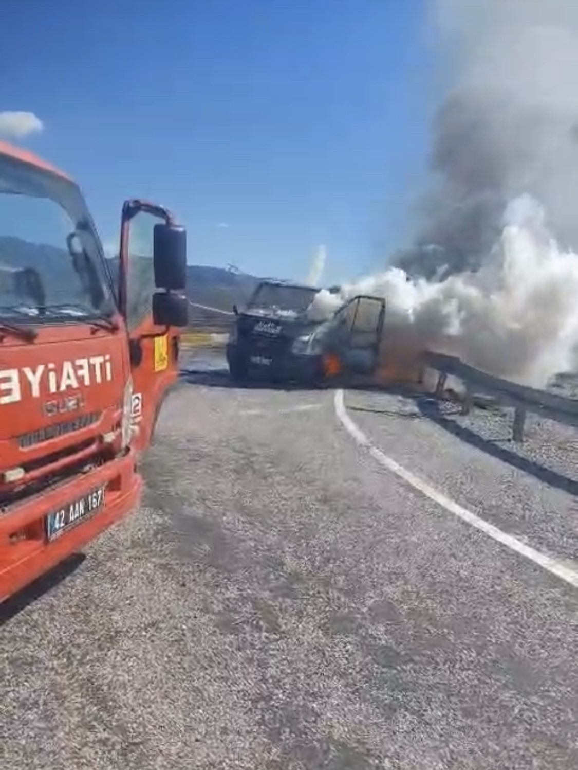 Seyir halindeki kamyonet alev alev yandı
