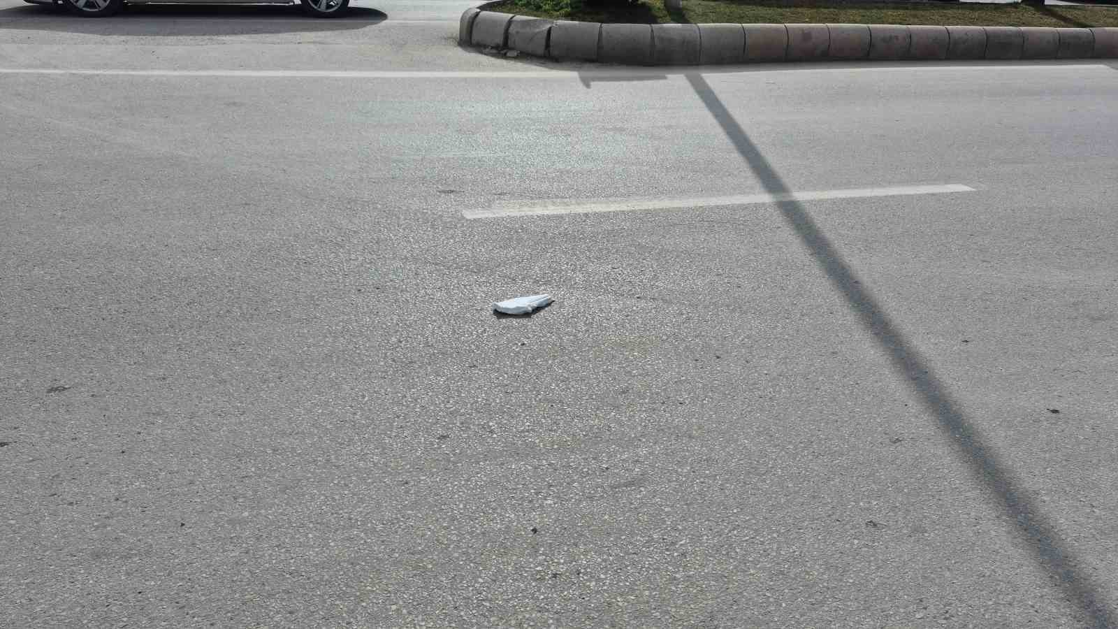 Seyir halindeki kamyonetten beyaz eşya düştü: O anlar kamerada
