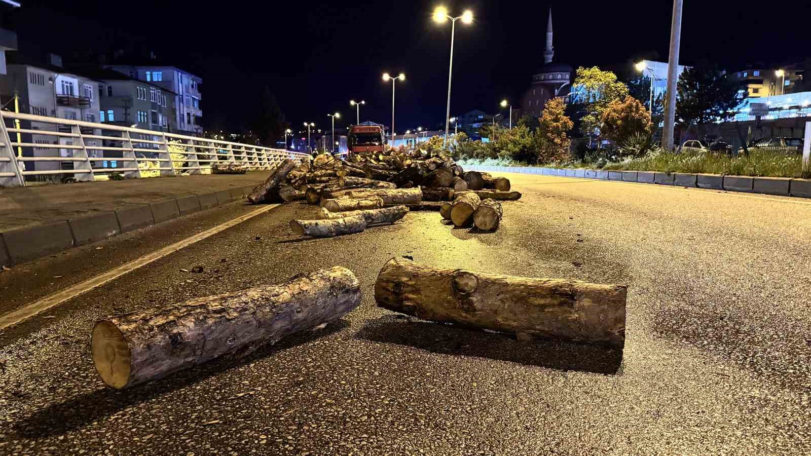 Seyir halindeki kamyonun damperi aniden kalktı, odunlar yola döküldü
