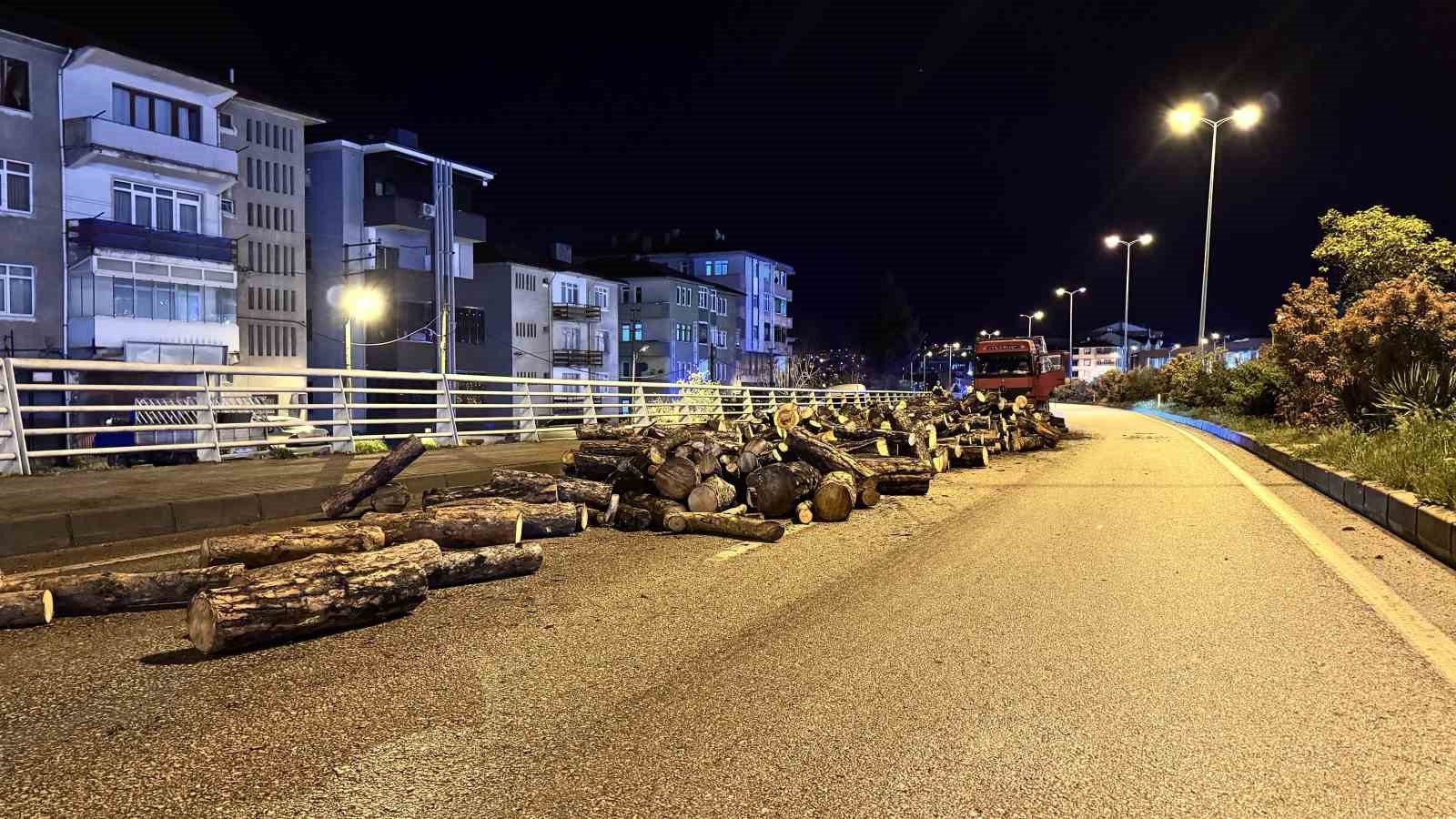 Seyir halindeki kamyonun damperi aniden kalktı, odunlar yola döküldü
