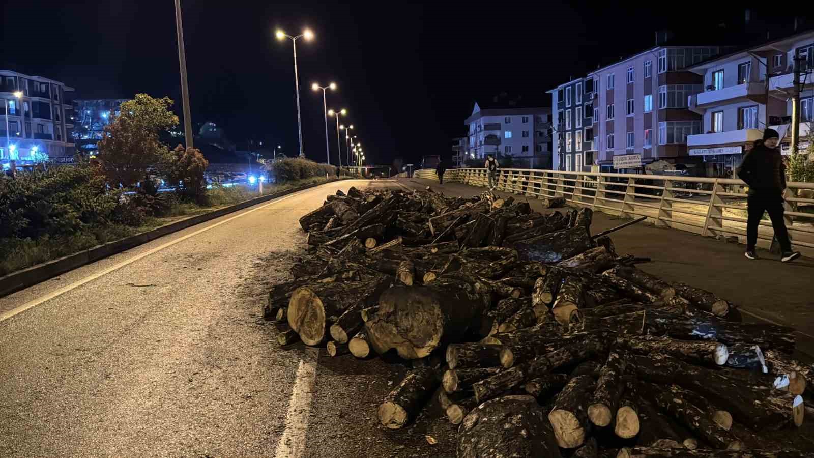 Seyir halindeki kamyonun damperi aniden kalktı, odunlar yola döküldü
