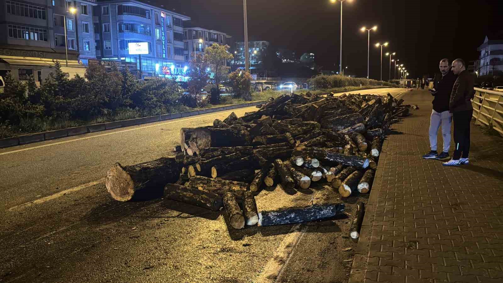 Seyir halindeki kamyonun damperi aniden kalktı, odunlar yola döküldü
