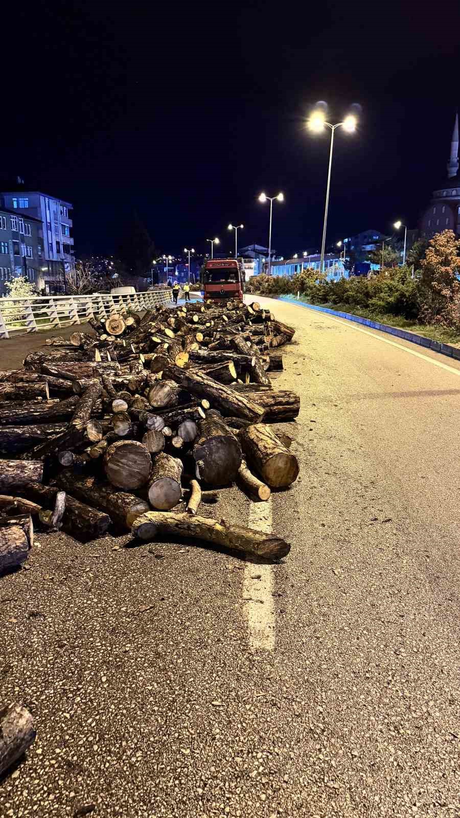 Seyir halindeki kamyonun damperi aniden kalktı, odunlar yola döküldü
