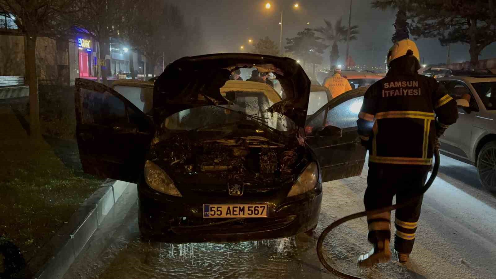 Seyir halindeki otomobil alev aldı, facia kıl payı atlatıldı
