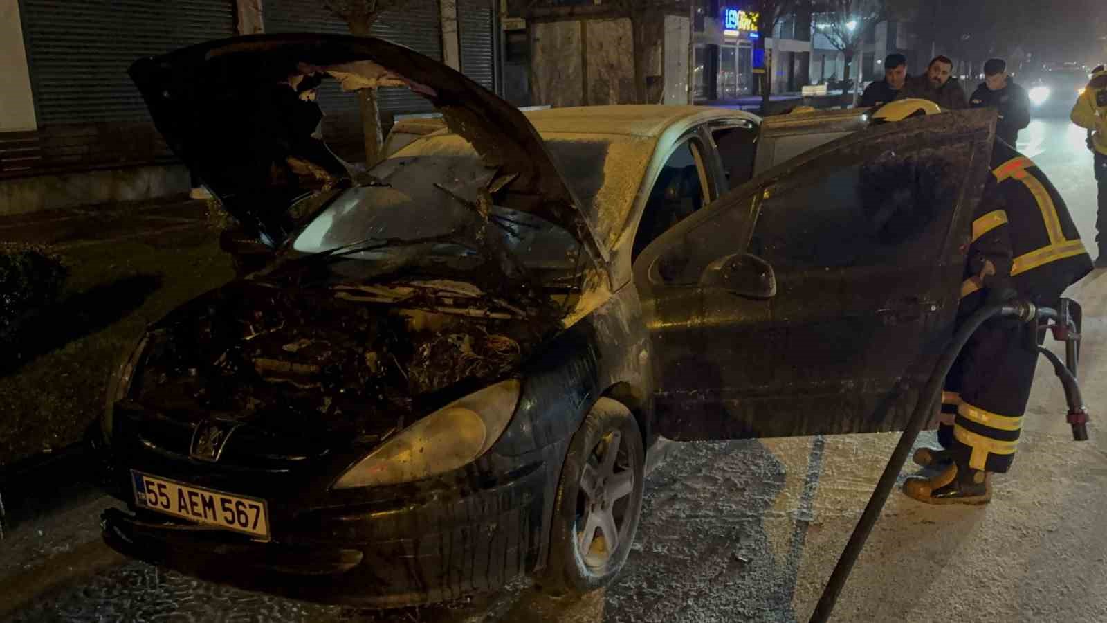 Seyir halindeki otomobil alev aldı, facia kıl payı atlatıldı
