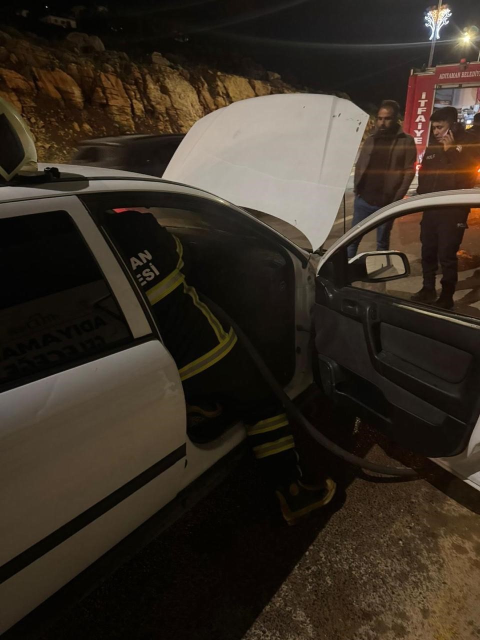 Seyir halindeki otomobil alev aldı
