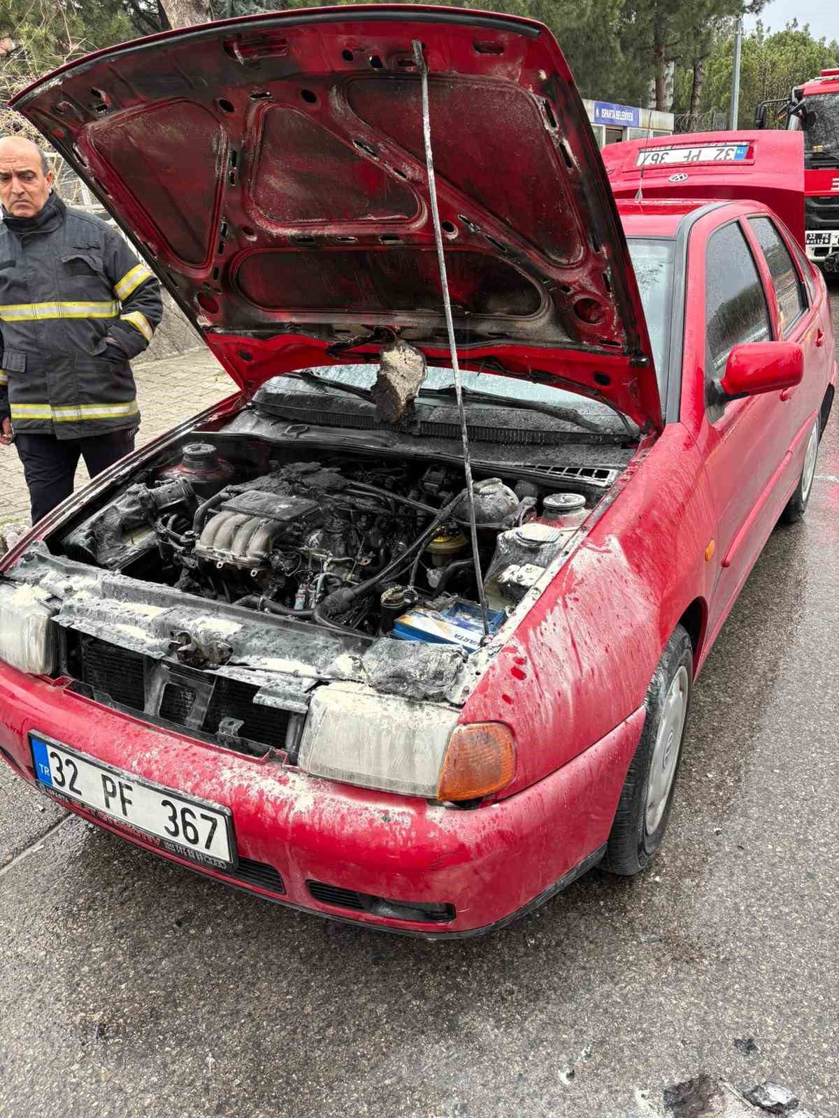 Seyir halindeki otomobil alev aldı
