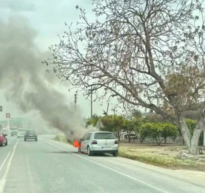 Seyir halindeki otomobil alev aldı
