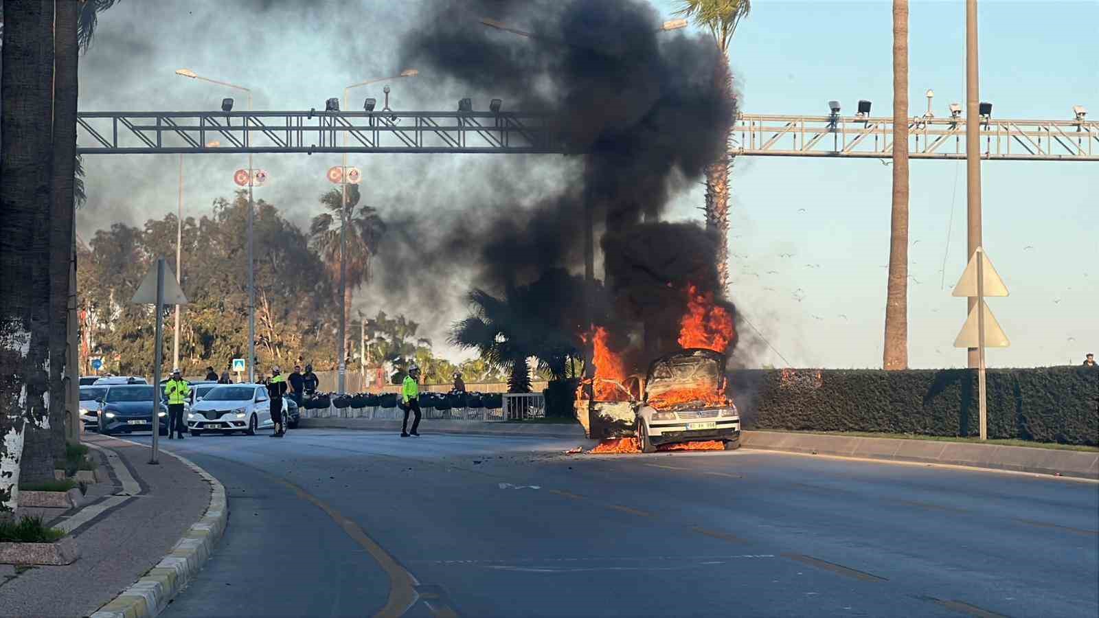 Seyir halindeki otomobil alev alev yandı: 2 kişi son anda kurtuldu
