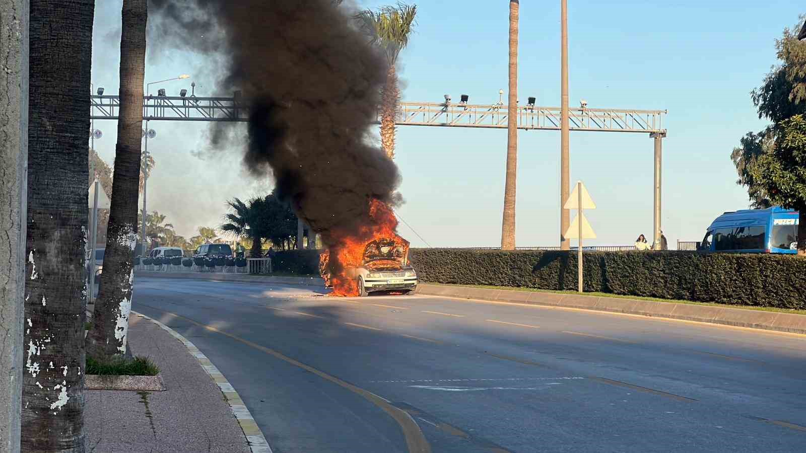 Seyir halindeki otomobil alev alev yandı: 2 kişi son anda kurtuldu
