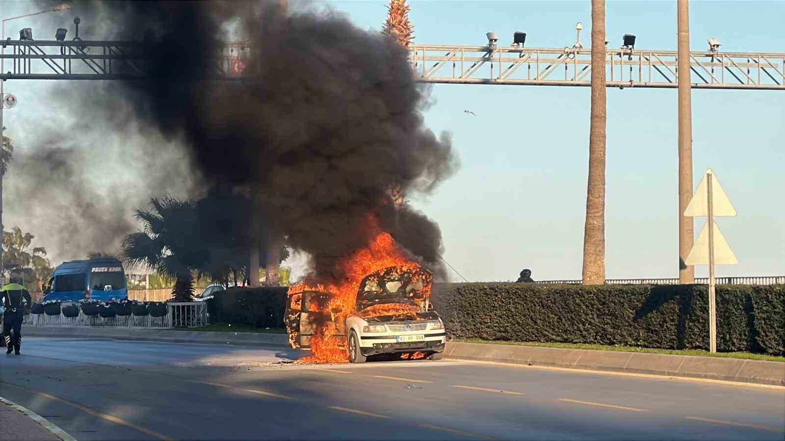 Seyir halindeki otomobil alev alev yandı: 2 kişi son anda kurtuldu
