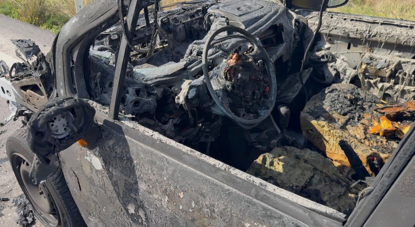 Seyir halindeki otomobil alev alev yandı, sürücü son anda kurtuldu
