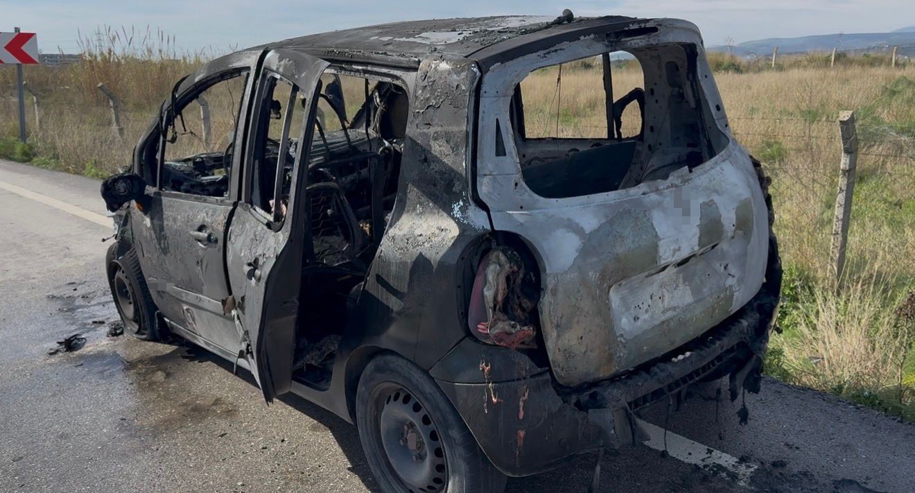 Seyir halindeki otomobil alev alev yandı, sürücü son anda kurtuldu
