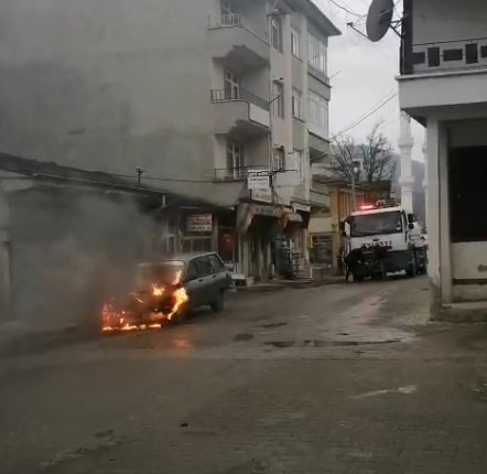 Seyir halindeki otomobil alev alev yandı
