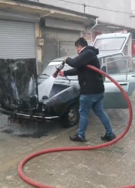 Seyir halindeki otomobil alev alev yandı
