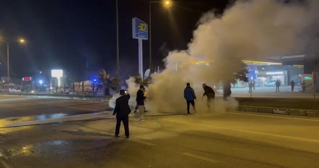 Seyir halindeki otomobil alev topuna döndü
