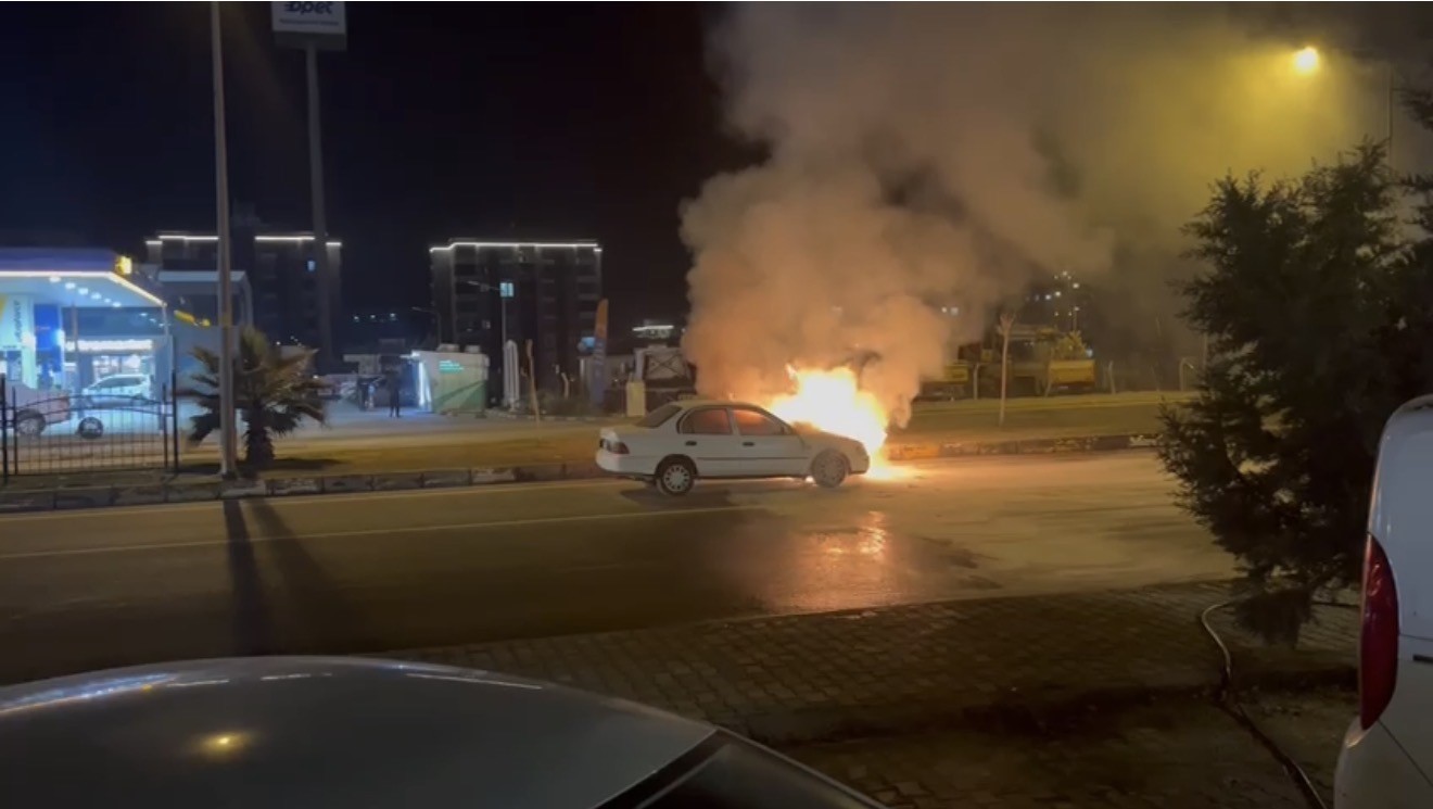 Seyir halindeki otomobil alev topuna döndü
