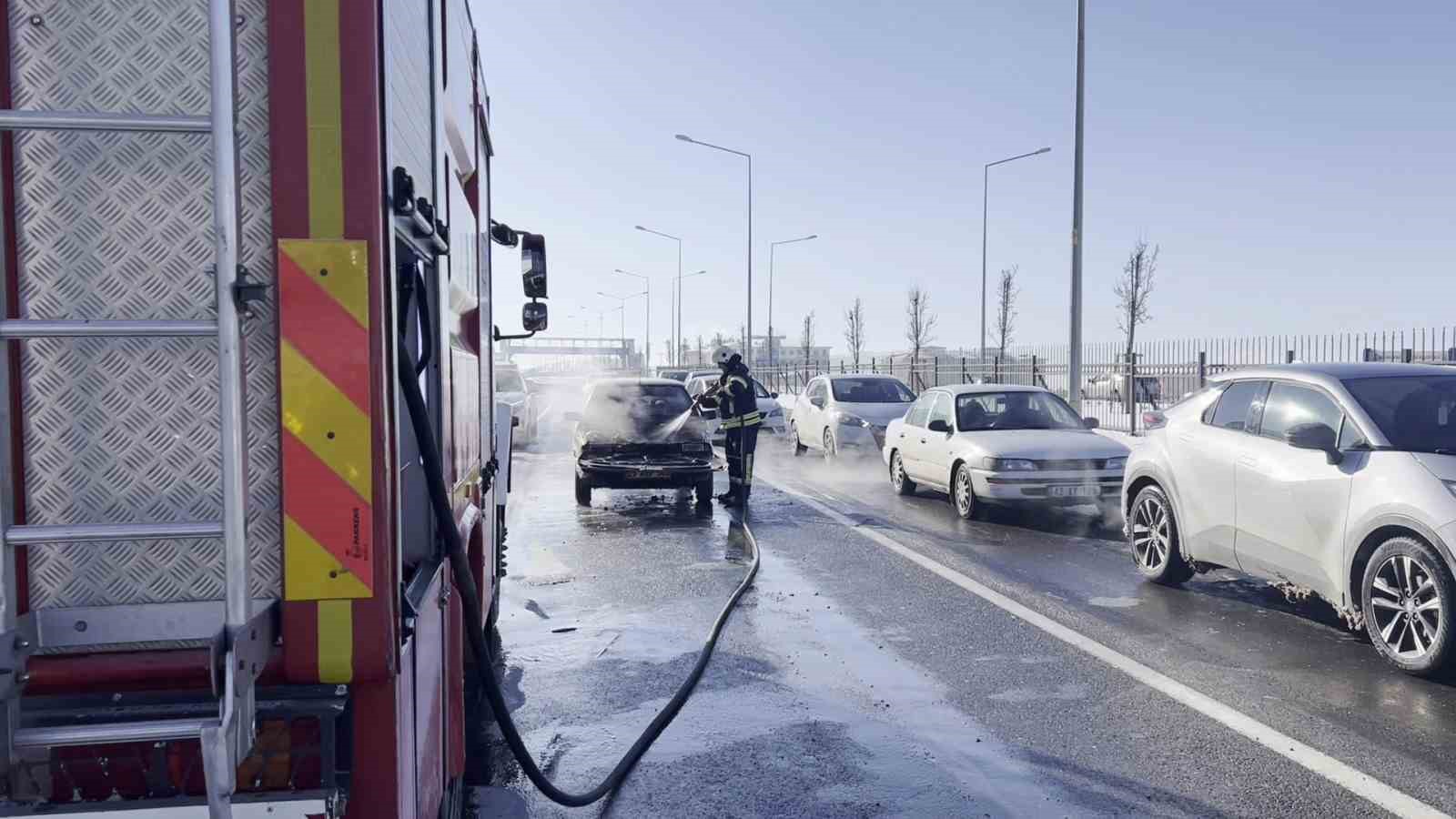 Seyir halindeki otomobil yandı
