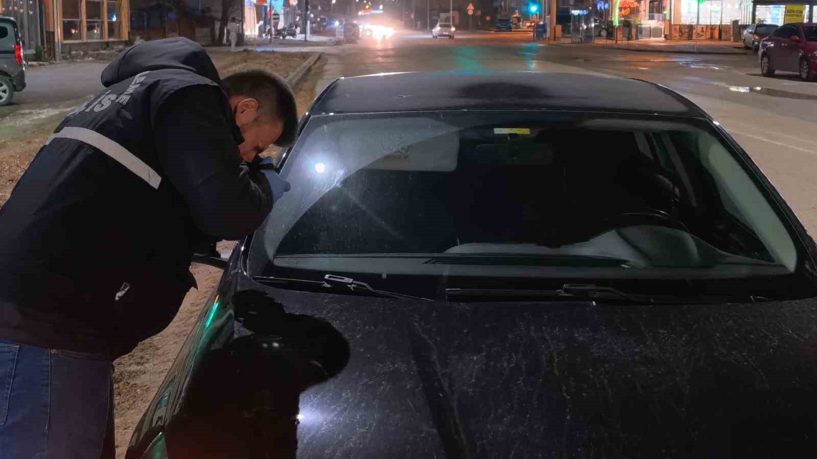 Seyir halindeki otomobile yorgun mermi isabet etti
