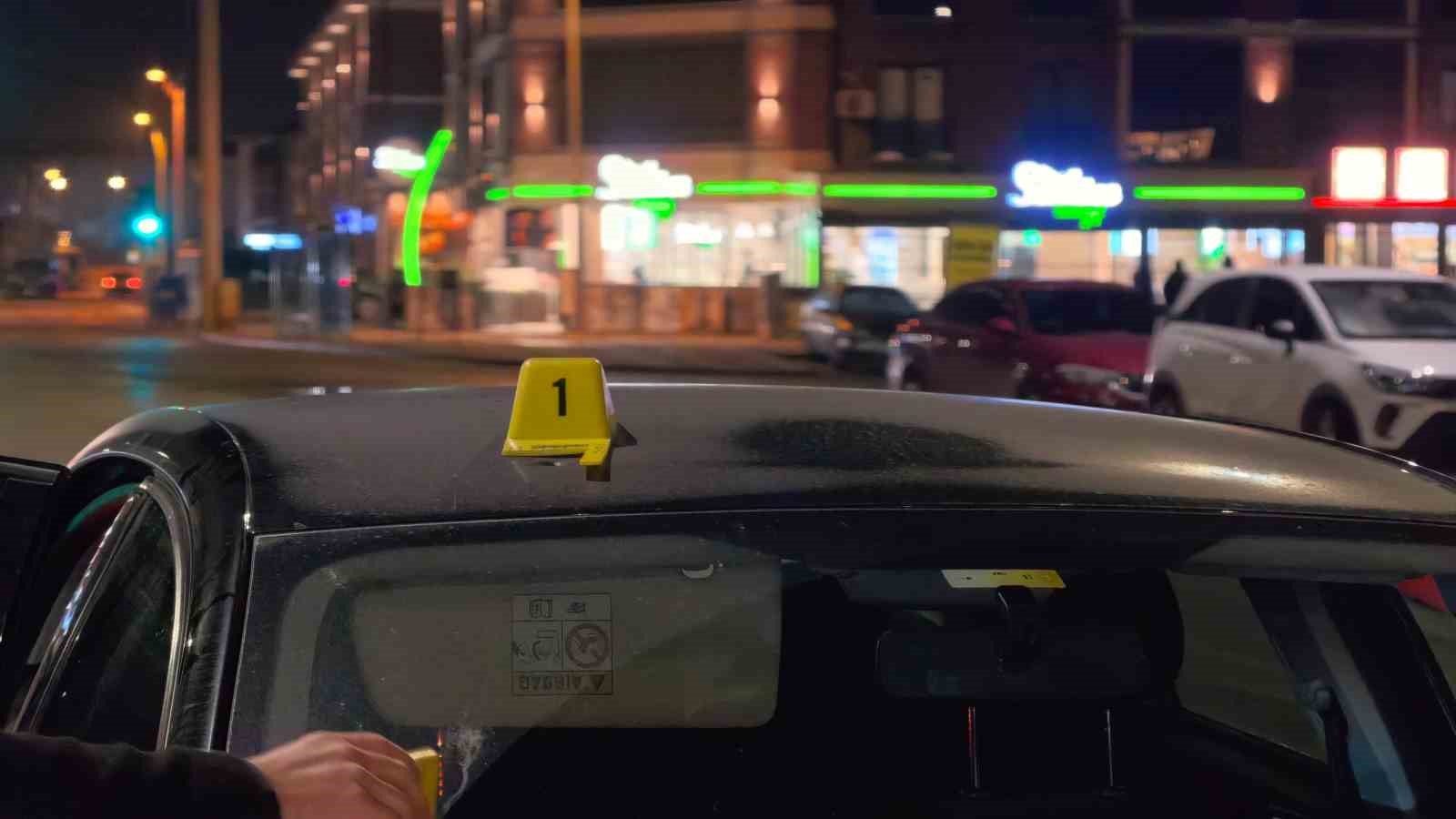 Seyir halindeki otomobile yorgun mermi isabet etti
