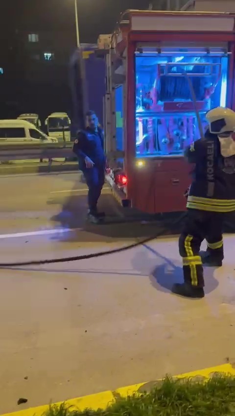 Seyir halindeki tır alev aldı
