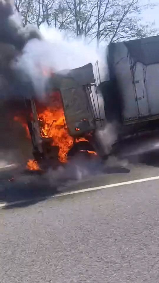 Seyir halindeki tır alev alev yandı
