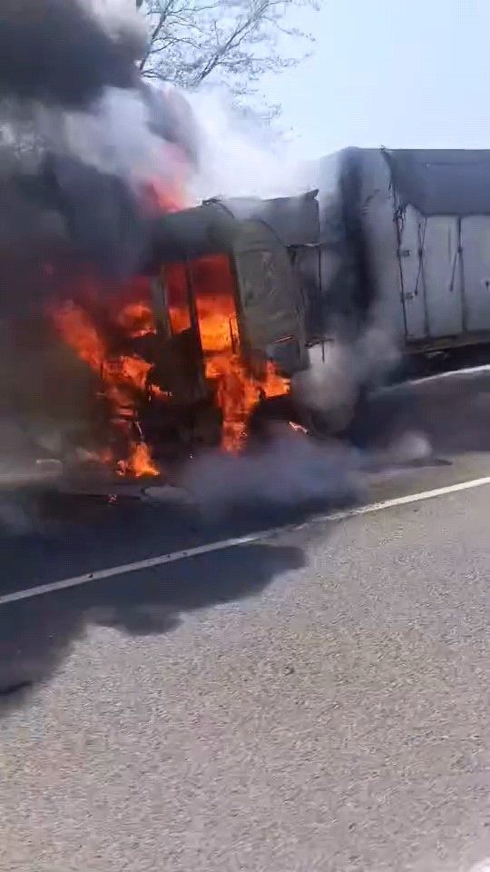 Seyir halindeki tır alev alev yandı
