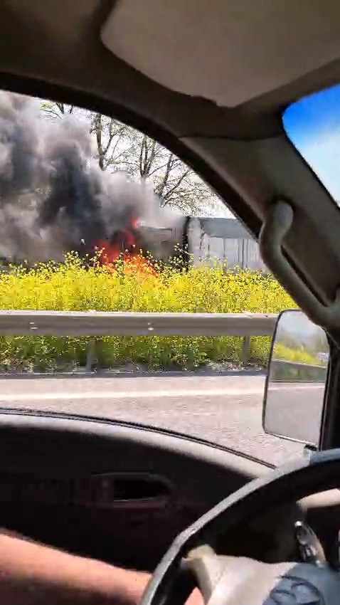 Seyir halindeki tır alev alev yandı
