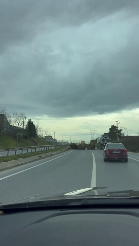 Seyir halindeki tırdan düşen saman balyaları trafiği tehlikeye attı
