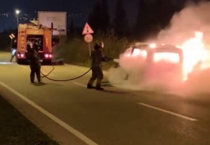 Seyir halindeyken alev alan otomobil kullanılmaz hale geldi
