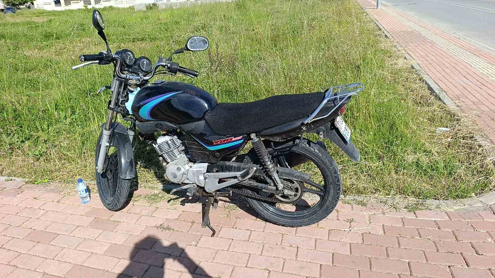 Seyir halindeyken devrilen motosikletin sürücüsü yaralandı
