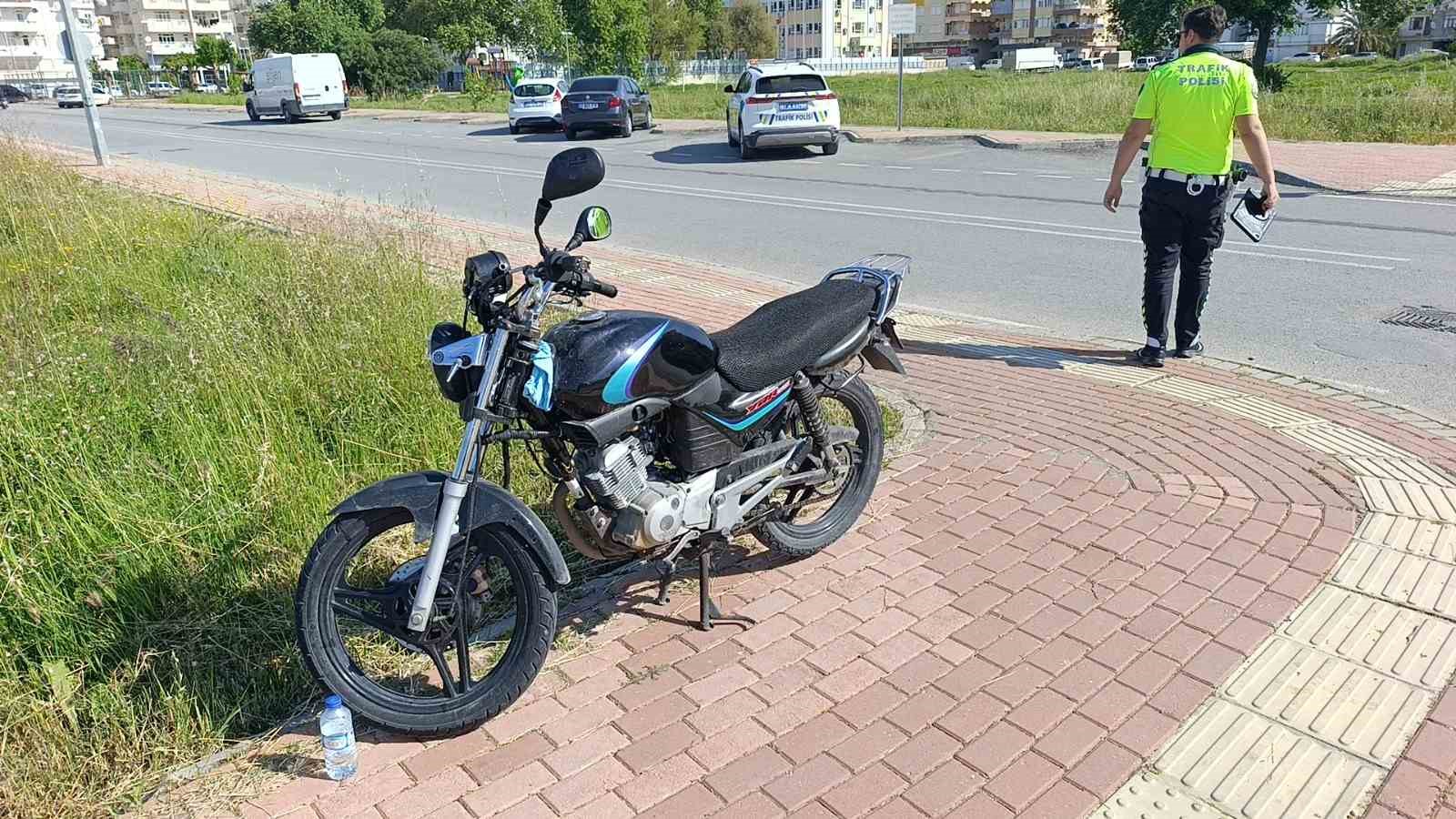 Seyir halindeyken devrilen motosikletin sürücüsü yaralandı
