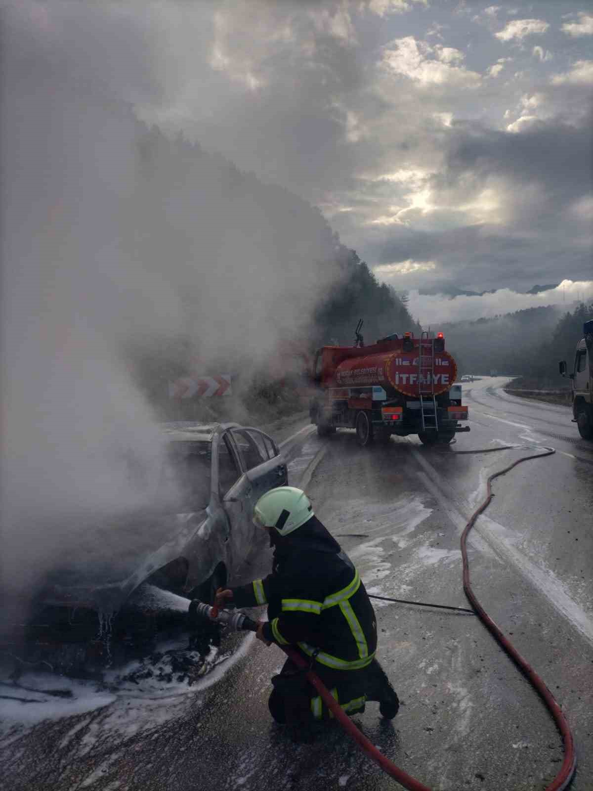 Seyir halindeyken yanan araç kullanılmaz hale geldi
