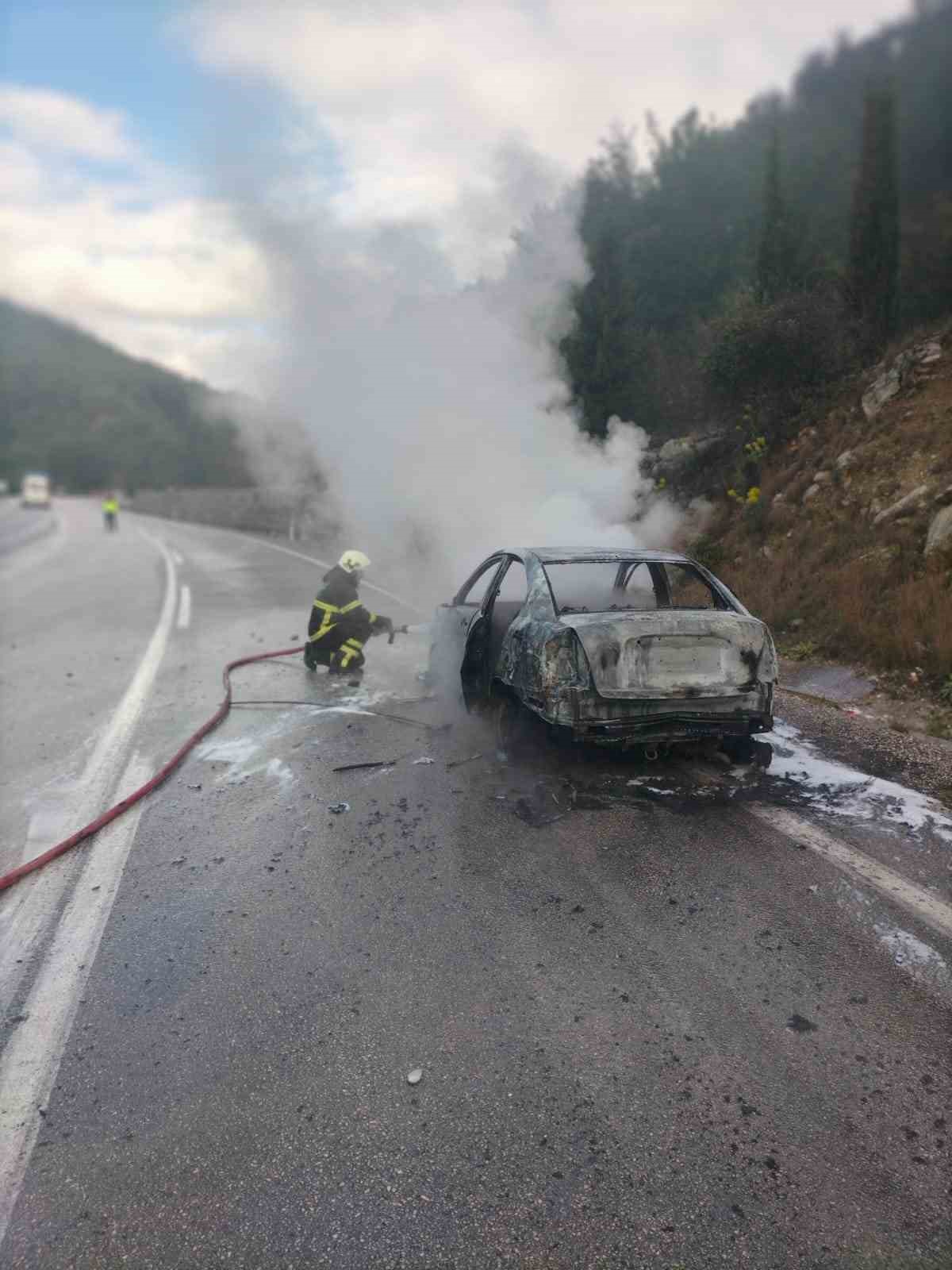 Seyir halindeyken yanan araç kullanılmaz hale geldi
