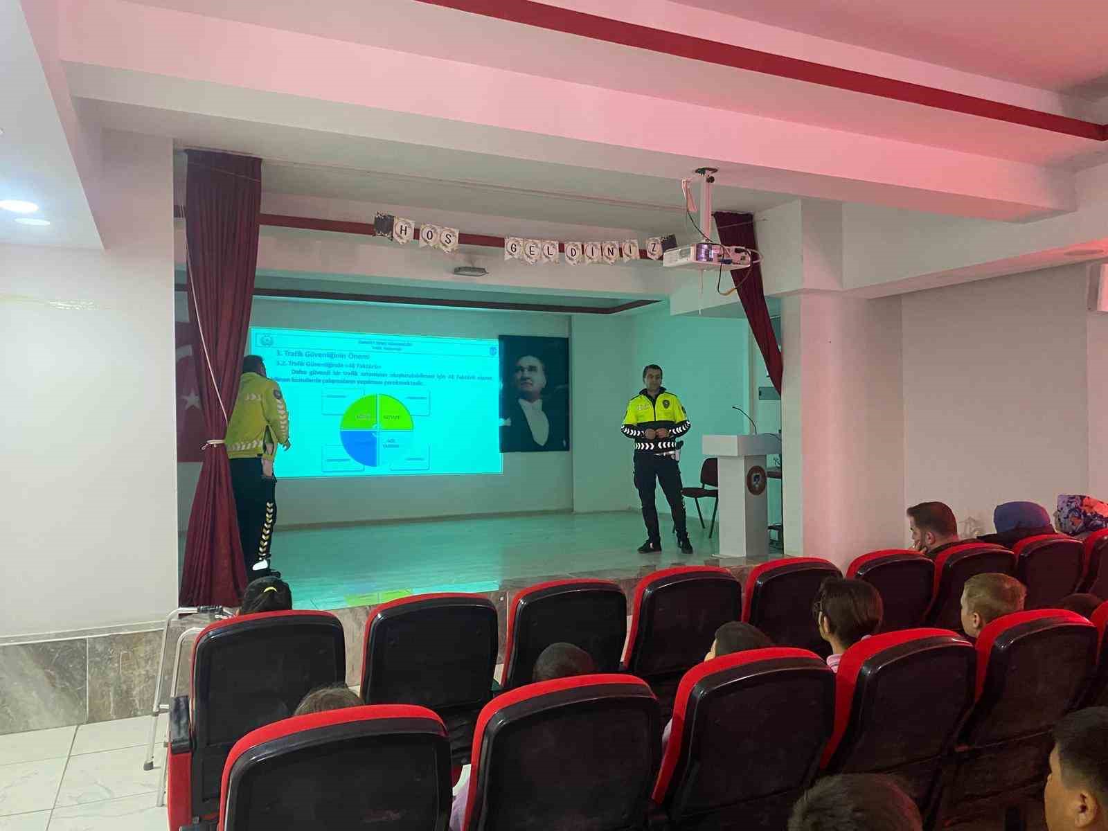 Seyitgazi’de öğrencilere trafik eğitimi verildi
