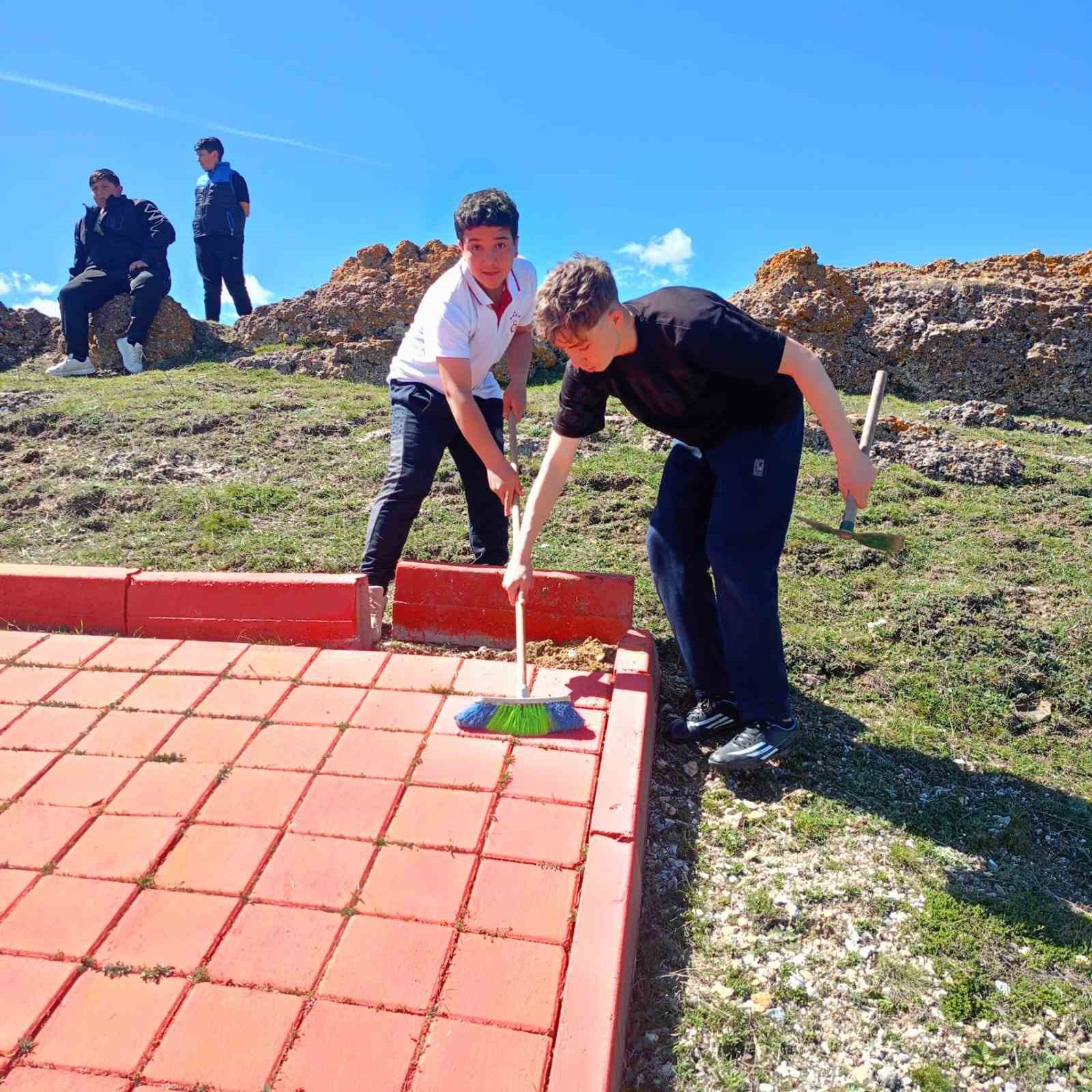 Seyitömer Ortaokulu öğrencilerinden anlamlı 23 Nisan davranışı
