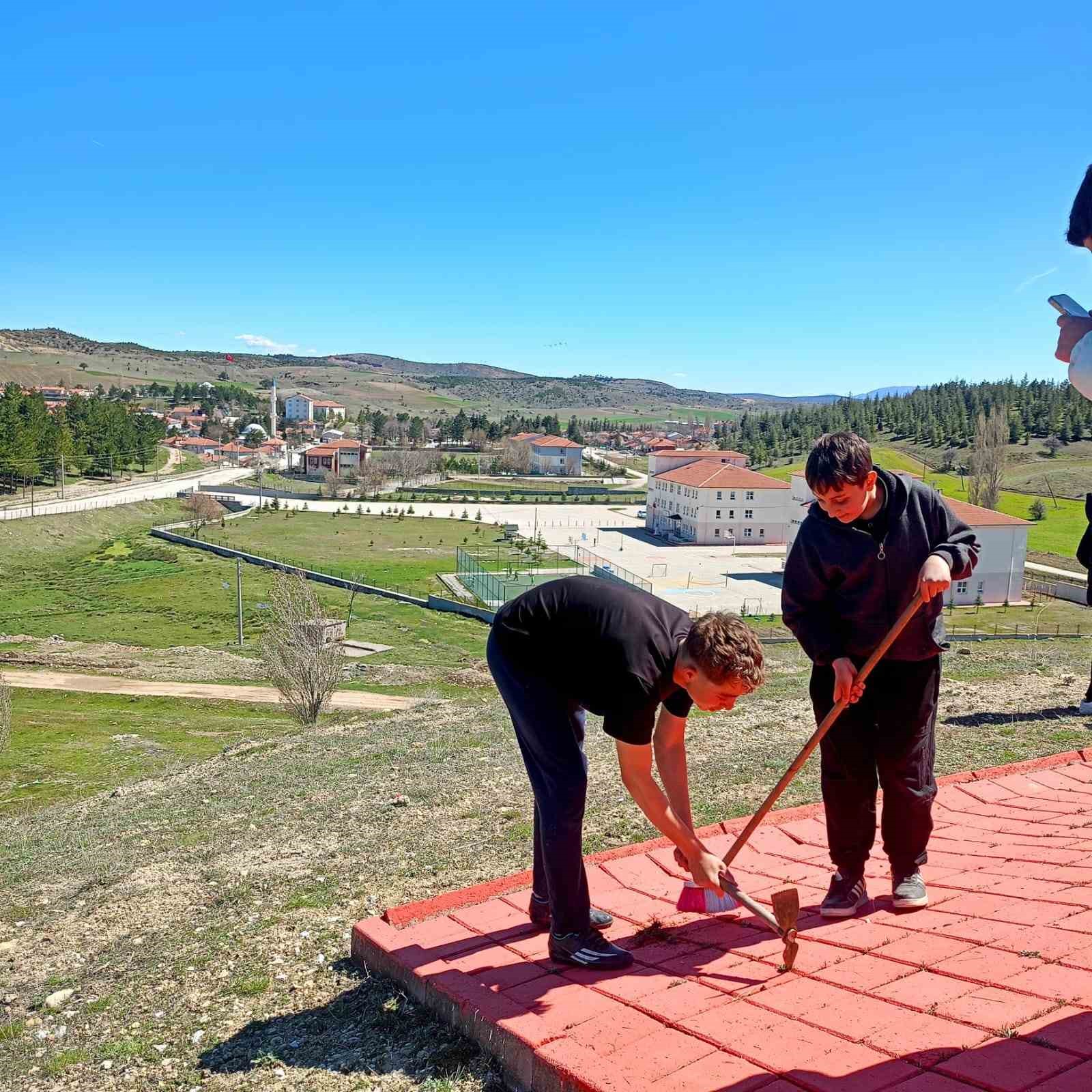 Seyitömer Ortaokulu öğrencilerinden anlamlı 23 Nisan davranışı
