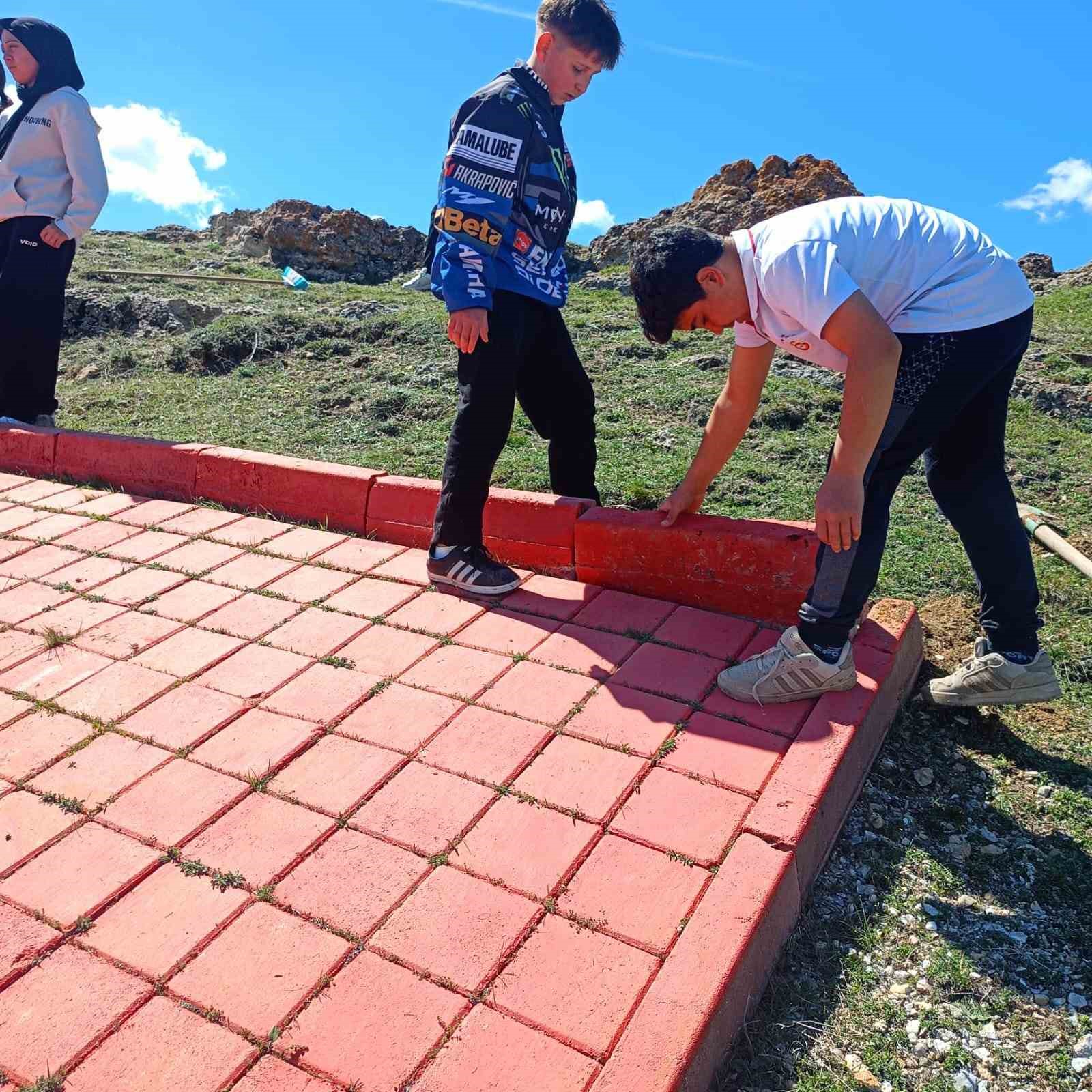 Seyitömer Ortaokulu öğrencilerinden anlamlı 23 Nisan davranışı
