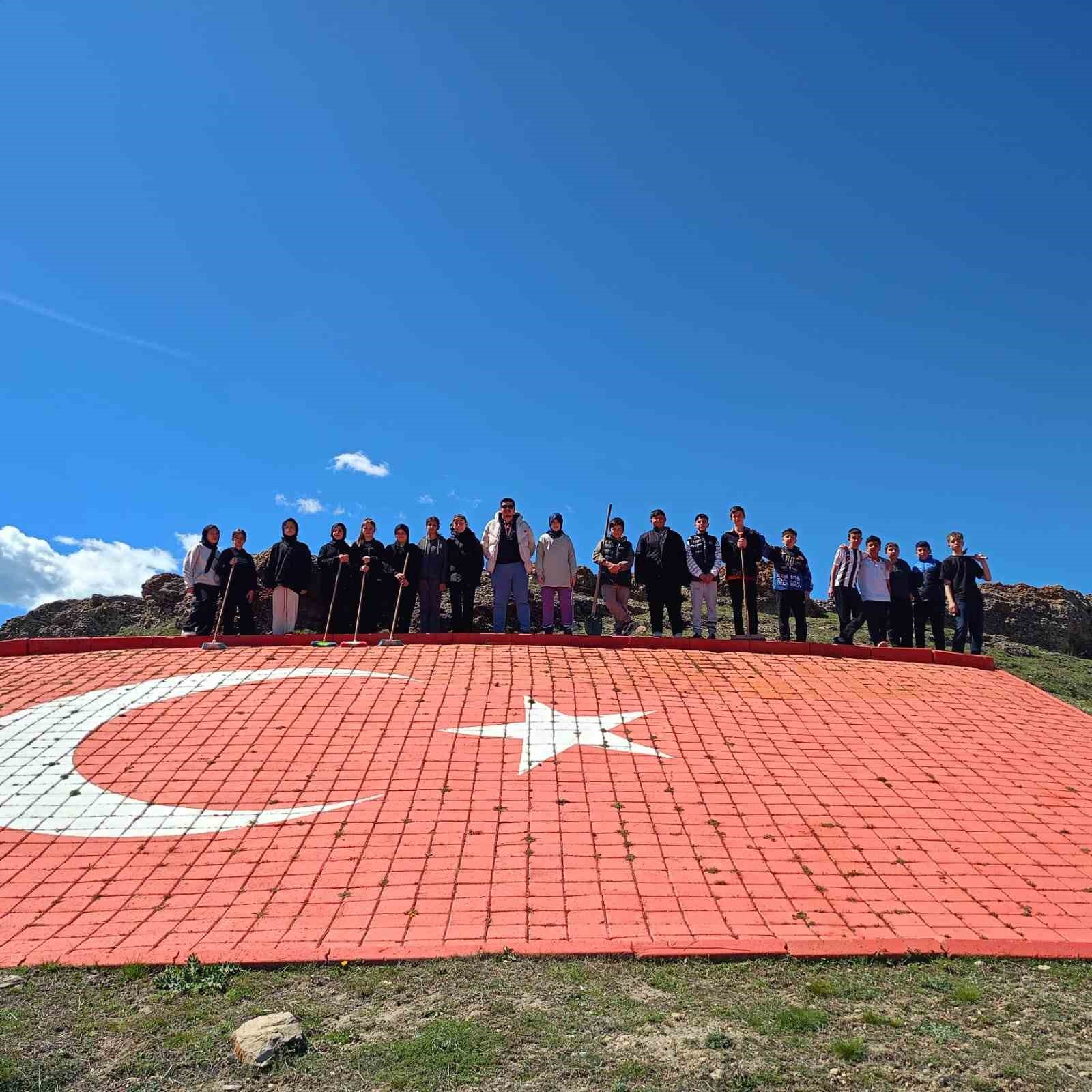 Seyitömer Ortaokulu öğrencilerinden anlamlı 23 Nisan davranışı
