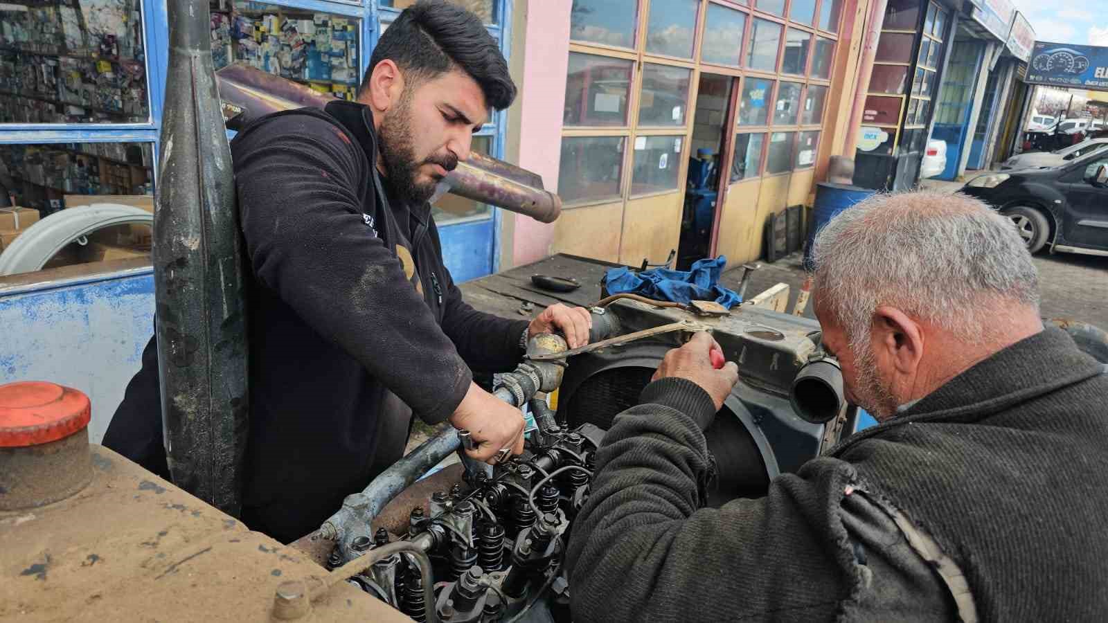 Sezon öncesi tamircilerde traktör yoğunluğu
