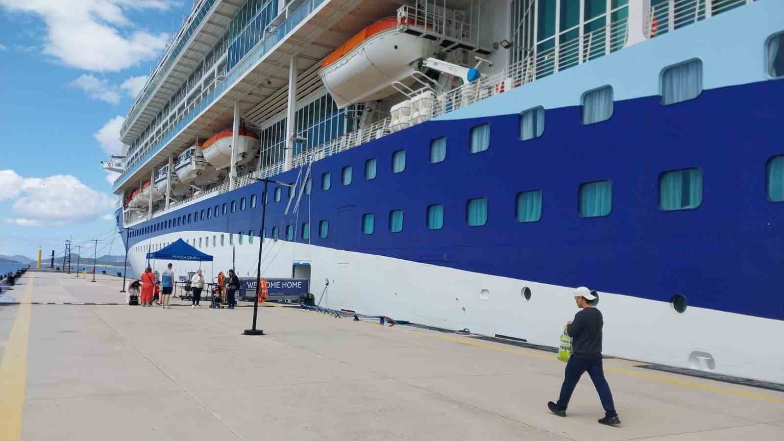 Sezonun ikinci kuruvaziyer gemisi Bodrum’a geldi
