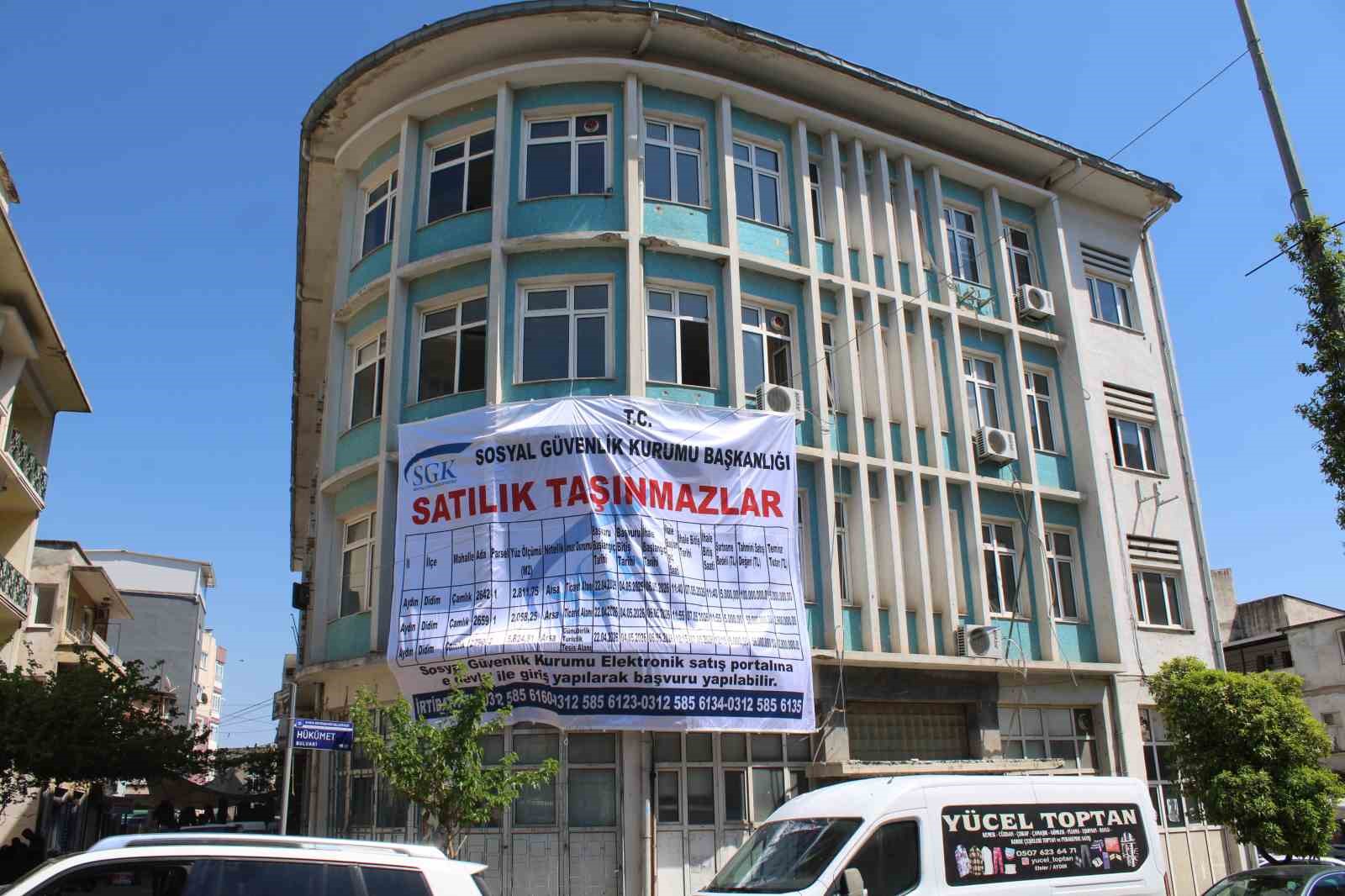 SGK’nın şehir merkezindeki tescilli binası ilan panosuna döndü
