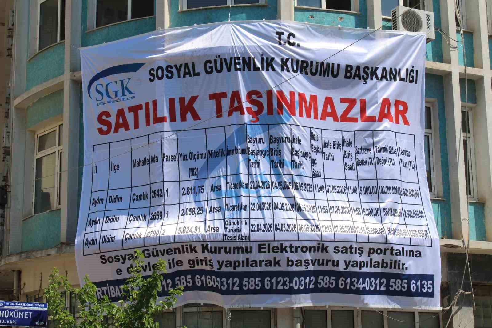 SGK’nın şehir merkezindeki tescilli binası ilan panosuna döndü
