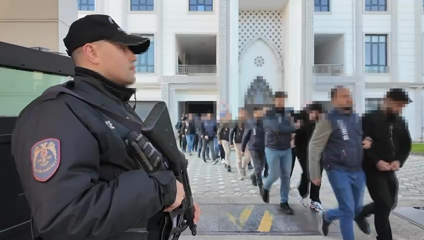 Siber dolandırıcıların cep telefonları çamaşır makinesinden çıktı
Siber dolandırıcıların cep telefonları çamaşır makinesinden çıktı