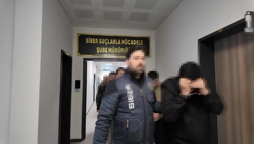 Siber dolandırıcıların cep telefonları çamaşır makinesinden çıktı
Siber dolandırıcıların cep telefonları çamaşır makinesinden çıktı