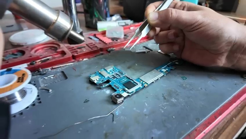 Siber dolandırıcıların cep telefonları çamaşır makinesinden çıktı
Siber dolandırıcıların cep telefonları çamaşır makinesinden çıktı