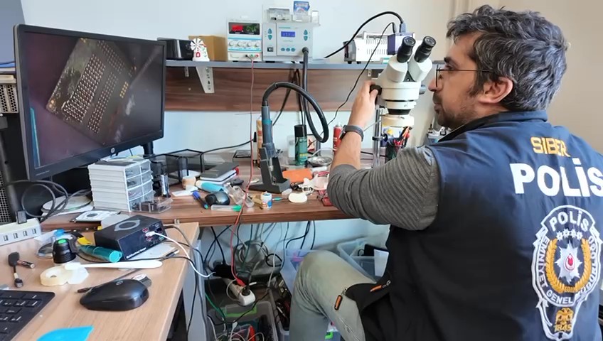 Siber dolandırıcıların cep telefonları çamaşır makinesinden çıktı
Siber dolandırıcıların cep telefonları çamaşır makinesinden çıktı