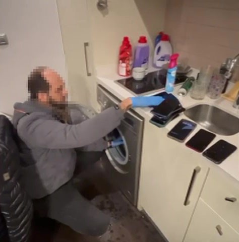 Siber dolandırıcıların cep telefonları çamaşır makinesinden çıktı
Siber dolandırıcıların cep telefonları çamaşır makinesinden çıktı