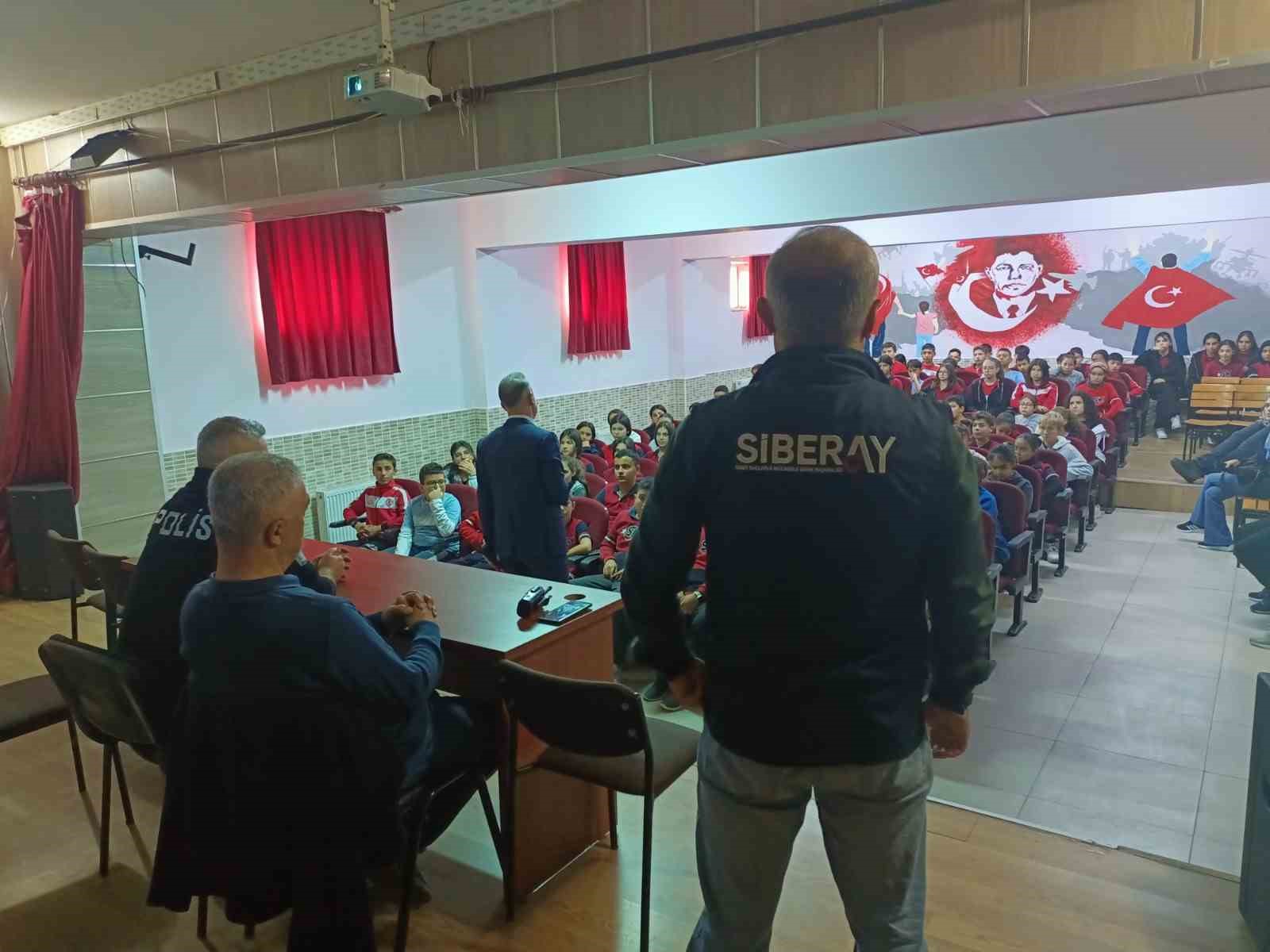 Siber polisi öğrencileri sanal dünyadaki risk ve tehditler hakkında bilgilendiriyor

