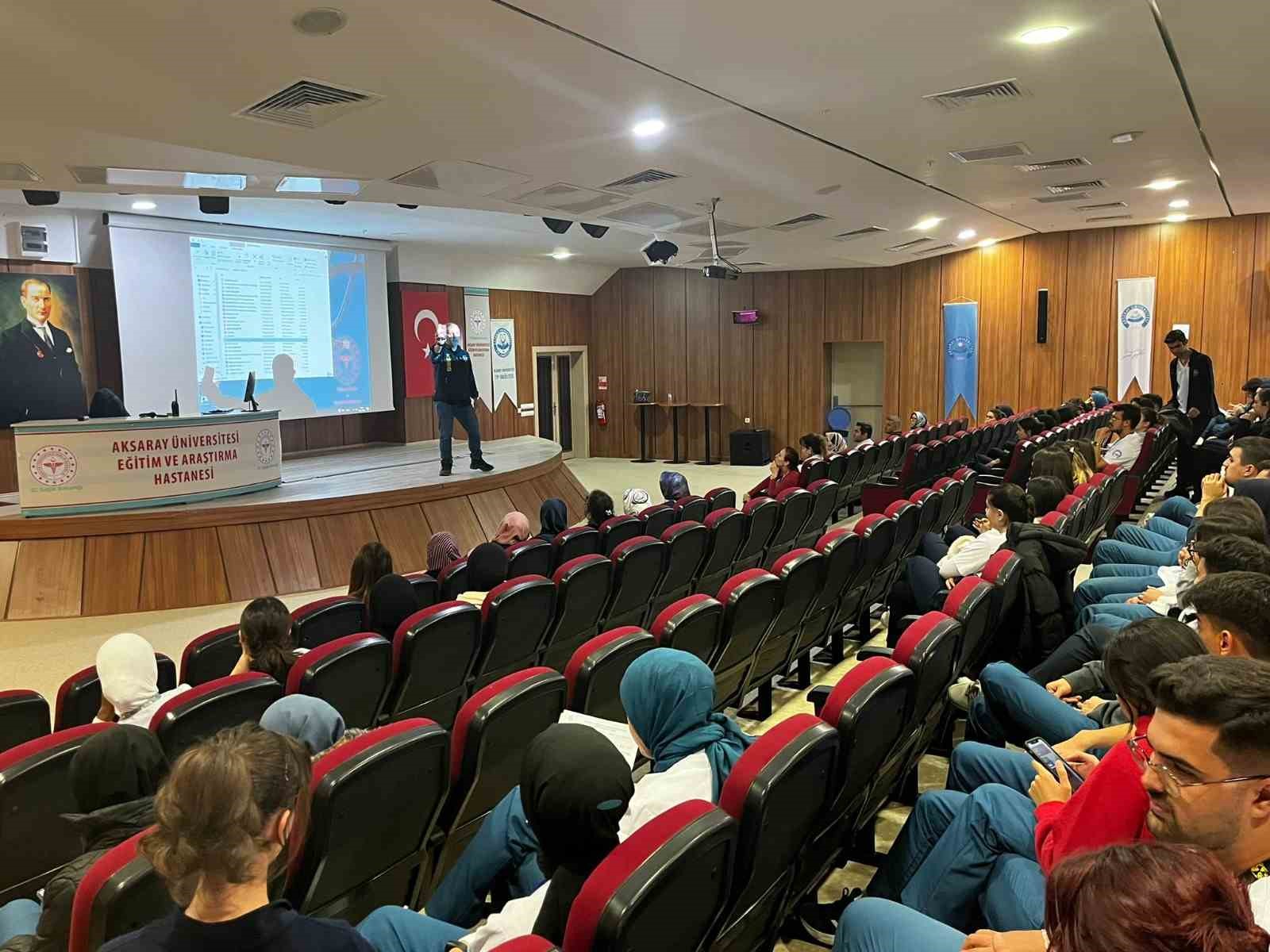 Siber polisi öğrencileri sanal dünyadaki risk ve tehditler hakkında bilgilendiriyor
